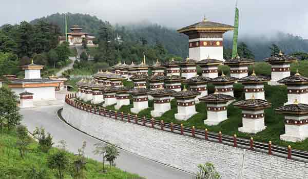 The Druk Wangyel festival is held at the Dochula Pass (3140 m).