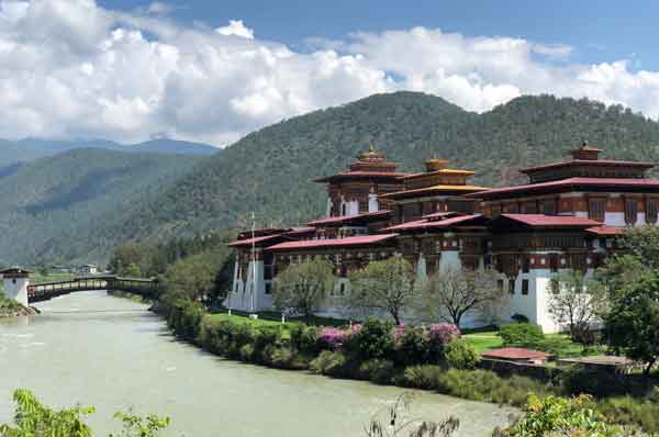 Bhutan visa for UK citizens/nationals is required for visit to Punakha Dzong