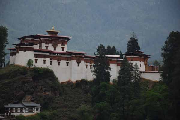 Yaktsa / Jomolhari Base Camp trek starts from Drugyel dzong.